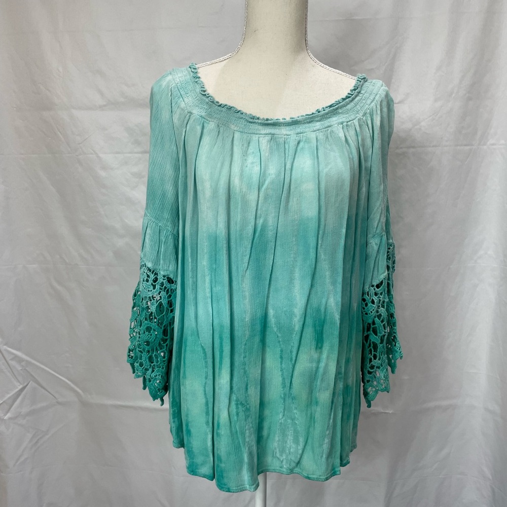 3/$35 Avenue green ombré top. 14/16